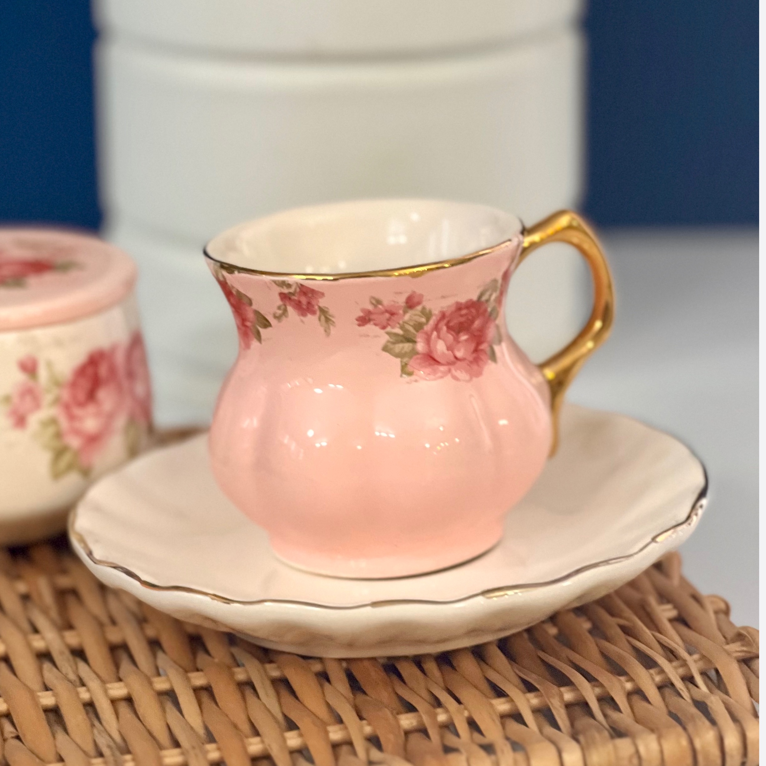 فنجان و‌نعلبکی الیزه مزین به طلای مات(پس کرایه)