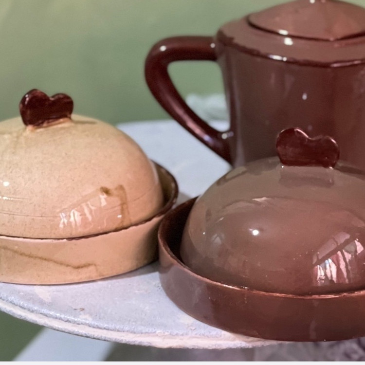 کره خوری گرد در دو رنگ کرم و شکلاتی با پتینه های قهوه ای(پس کرایه)