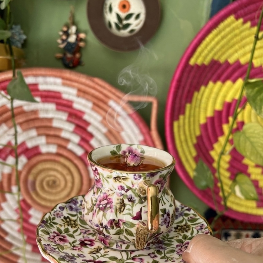 فنجان باغ سبز مزین به طلای مات(پس کرایه)
