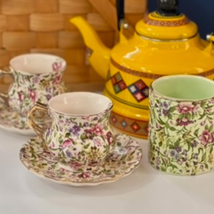 فنجان باغ سبز مزین به طلای مات(پس کرایه)