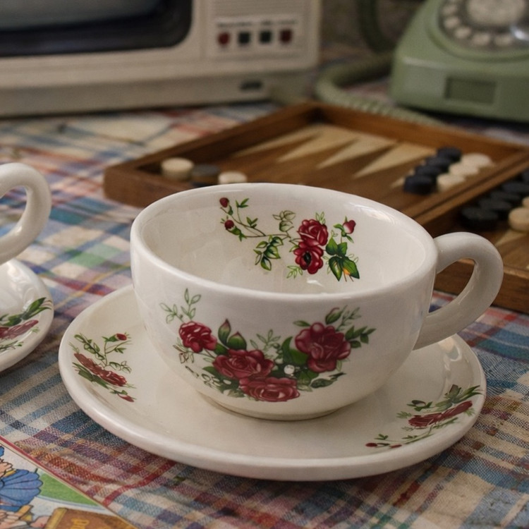 فنجان ونعلبکی گل سرخی(پس کرایه)
